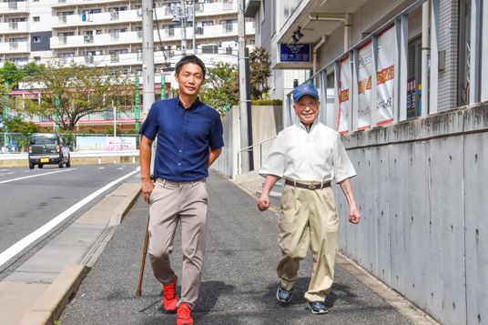 散歩するスタッフと利用者