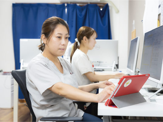 スタッフがPC作業する休憩室  