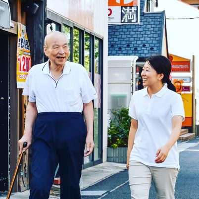 散歩する高齢者と介護者