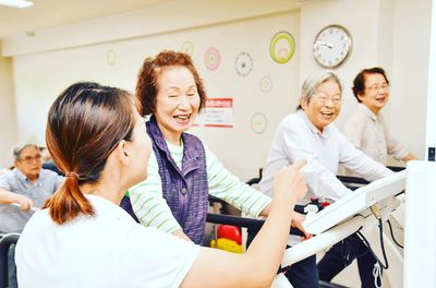 笑顔の高齢者と職員