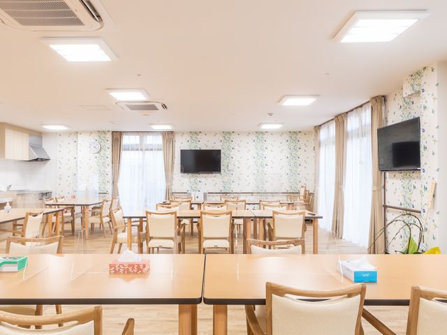 清潔感のある広々ダイニング 共有スペース 窓から自然光が入るダイニングで快適な食事の時間を。家具の配置もゆったりしており、移動も楽々です。