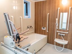 バリアフリー設計の浴室