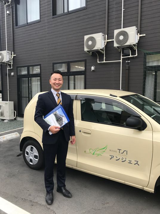 笑顔のスタッフと車