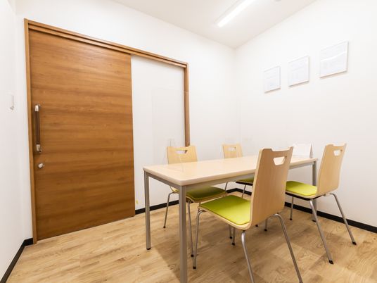 シンプルな会議室