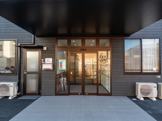 モダンなエントランス外観