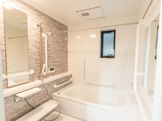 バリアフリー設計の浴室