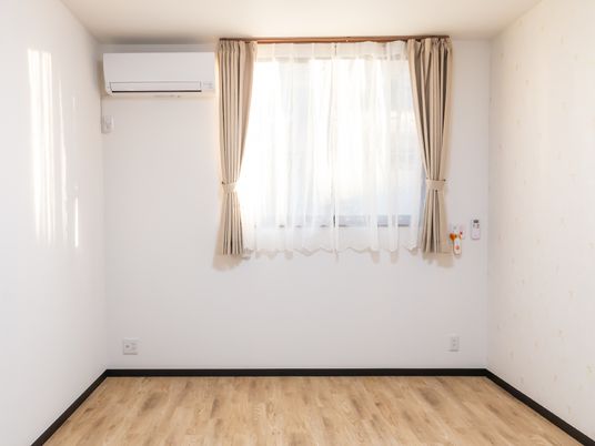 明るいシンプルな居室