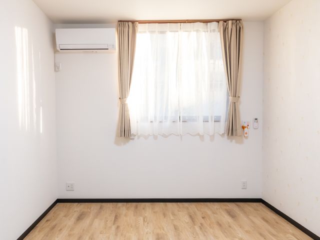 明るいシンプルな居室 居室 清潔感あふれる居室で、心地よいエアコンと日差しも受けられます。ご自身のスタイルでアレンジ可能な空間です。