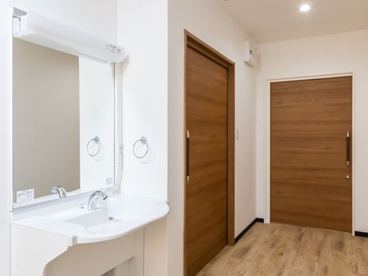 清潔な洗面台と廊下