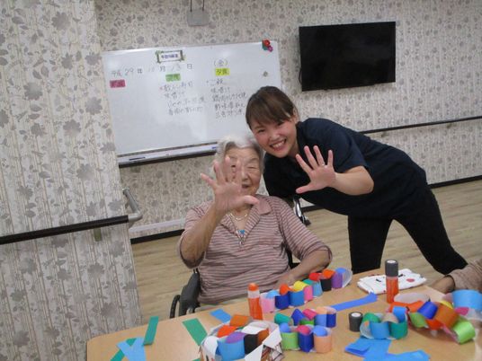 笑顔のスタッフと入居者