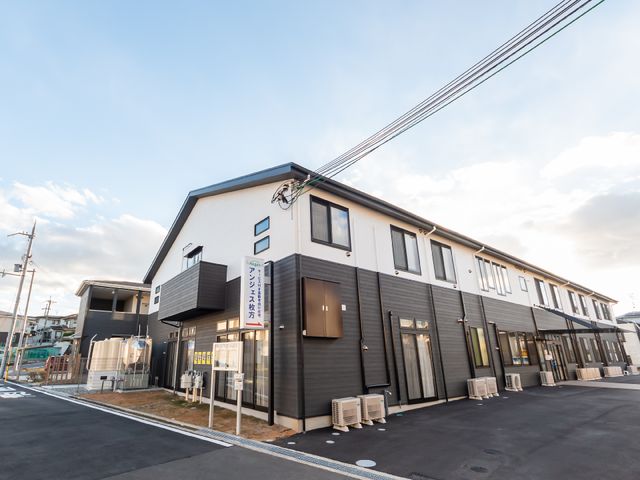 清潔感のある外観 外観 モダンでスタイリッシュなデザインが特徴の建物で、仕事の場としても心地良い環境が整っています。広々とした駐車場があり、アクセスもしやすいです。