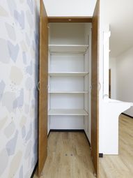 清潔な木目調のクローゼット