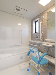 バリアフリー設計の浴室