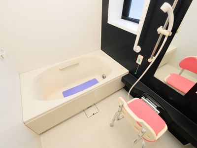 バリアフリー設計の浴室
