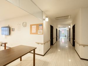 廊下の明るい情景