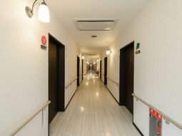 明るい通路の様子