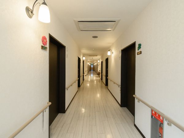 明るい通路の様子