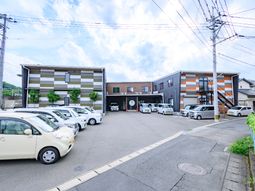 駐車場と建物の外観