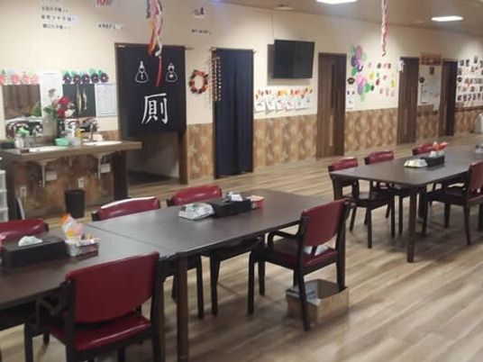 広々とした明るい食堂
