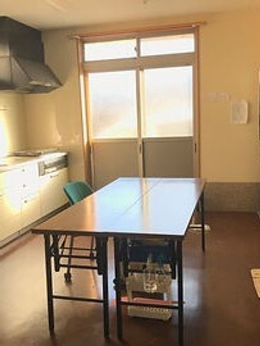 明るいキッチンとダイニング