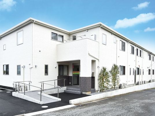 白い建物の外観  