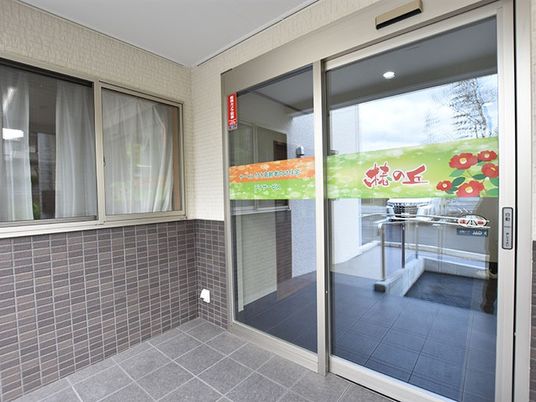明るい入口のエントランス  