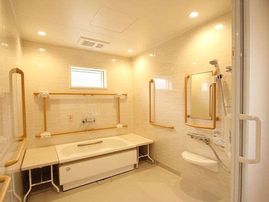 明るい浴室  