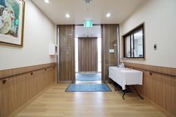 エントランスの落ち着いた廊下