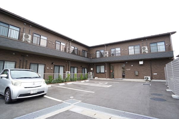 茶色の建物の外観