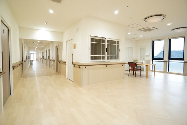 廊下とリビングスペース