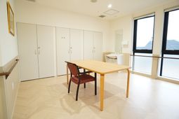 明るい居室の様子