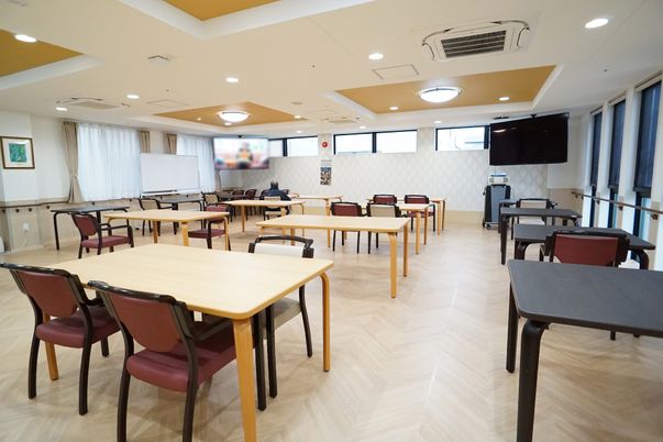 広々とした共有ダイニング