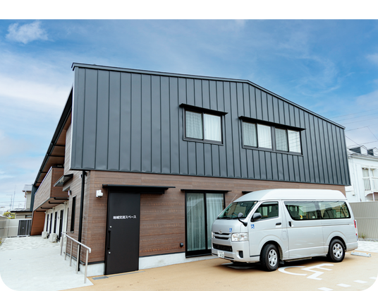 駐車場のある建物外観