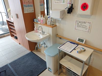 清潔な洗面台と備品