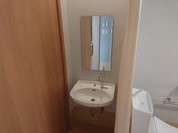 清潔な洗面台のある居室