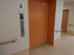 広い入り口のエレベーター