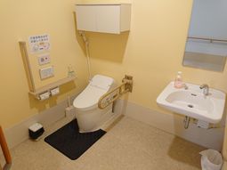 広々とした清潔なトイレ