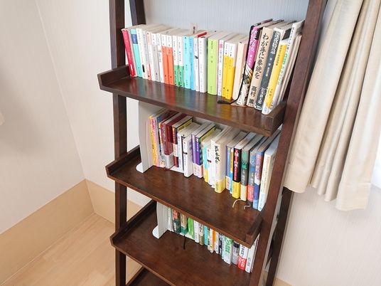 本棚と蔵書の居室