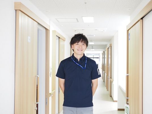 廊下に立つスタッフ