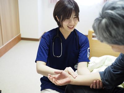 笑顔で手を握るスタッフ