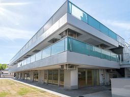 モダンな建物の外観