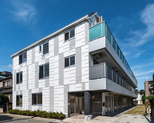白壁の建物とエントランス