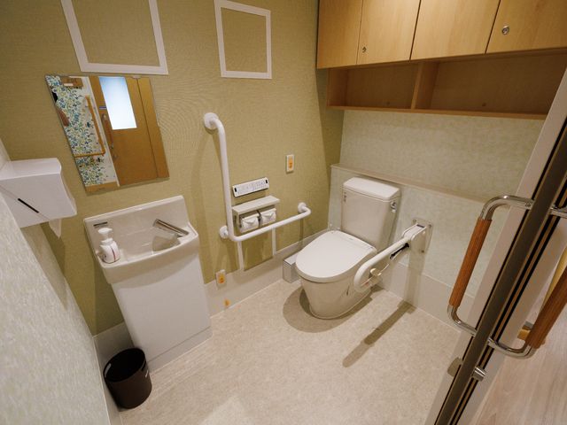 バリアフリーの洗面所 トイレ 安心してご利用いただける設計の清潔な洗面スペースです。手すり付きで安全対策もしっかりと整えております。