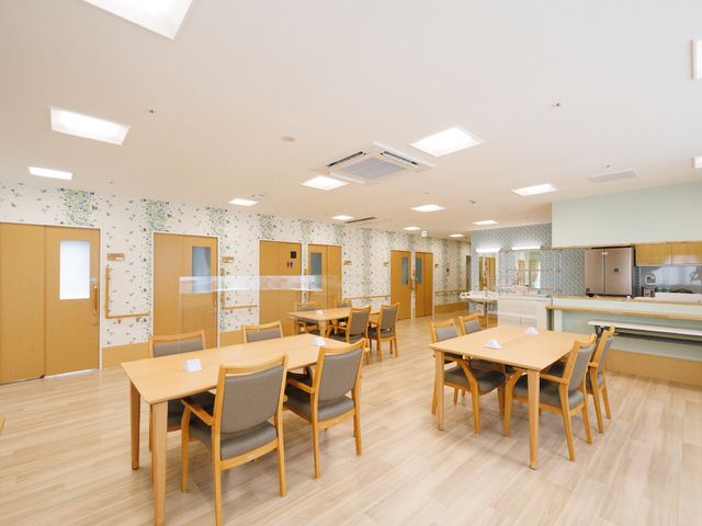 清潔感のある明るい食堂 居間 広々とした食堂は自然光で満たされ、住まう方が明るく清潔な環境で食事を楽しむことができます。