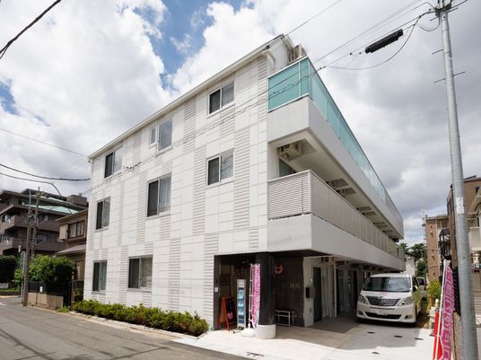 白い建物の外観