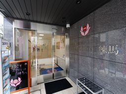 エントランスの看板と扉