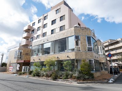 明るい外観の建物
