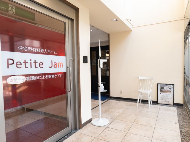 エントランスの掲示物 エントランス 清潔感のあるエントランスで、お出迎えの準備が整っています。案内表示もあり、安心して勤務をスタートできますね。
