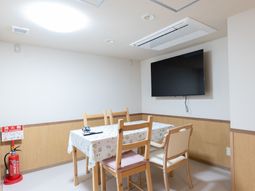 明るい食堂のテーブルセット