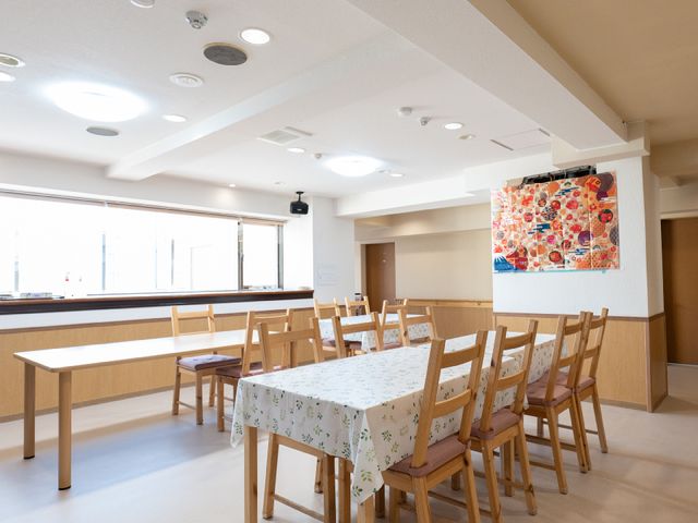 快適なダイニング空間 食堂 明るく清潔感のあるダイニングで、ゆったりとした食事の時間をお過ごしいただけます。木の温もりを感じる家具が並び、心地よいひとときを演出しています。